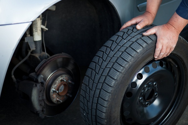 Госдума поддержала законопроект о штрафах за автомобильные шины не по сезону